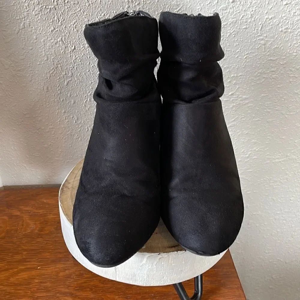 Diva Black Suede Ankle Booties Size 9.5M EUC